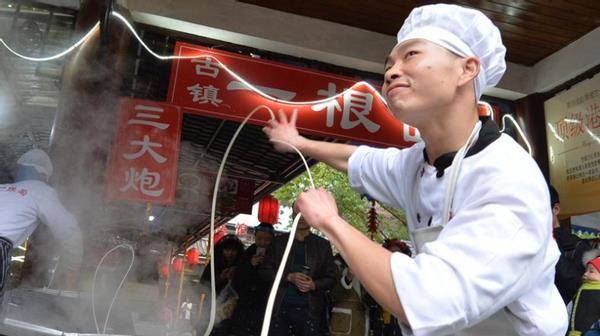 四川“拉面哥”一夜爆红，走红后炒老板、娶白富美，如今怎样了？