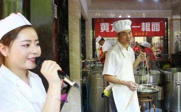 四川“拉面哥”一夜爆红，走红后炒老板、娶白富美，如今怎样了？
